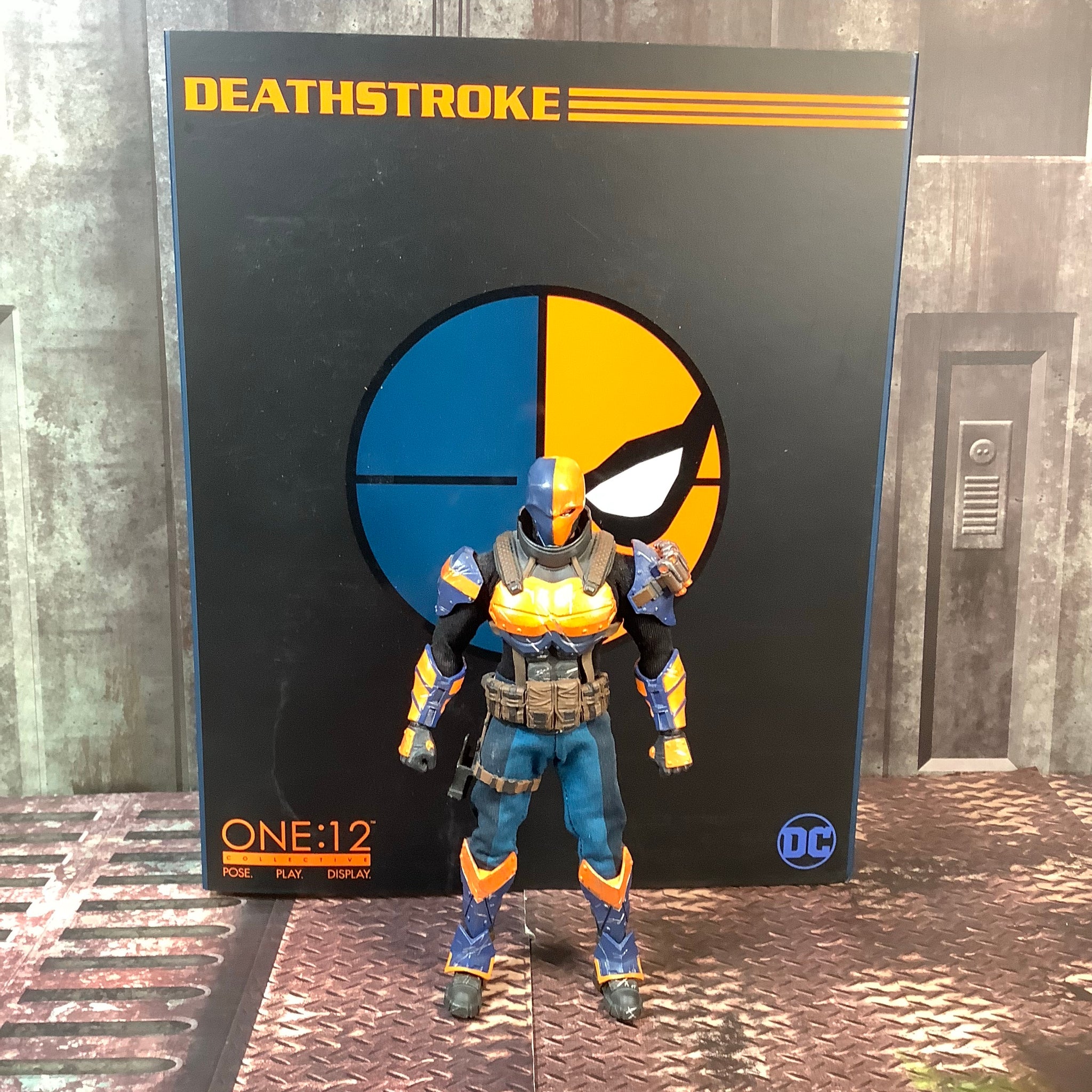 MEZCO TOYZ ONE:12 DC DEATHSTROKE